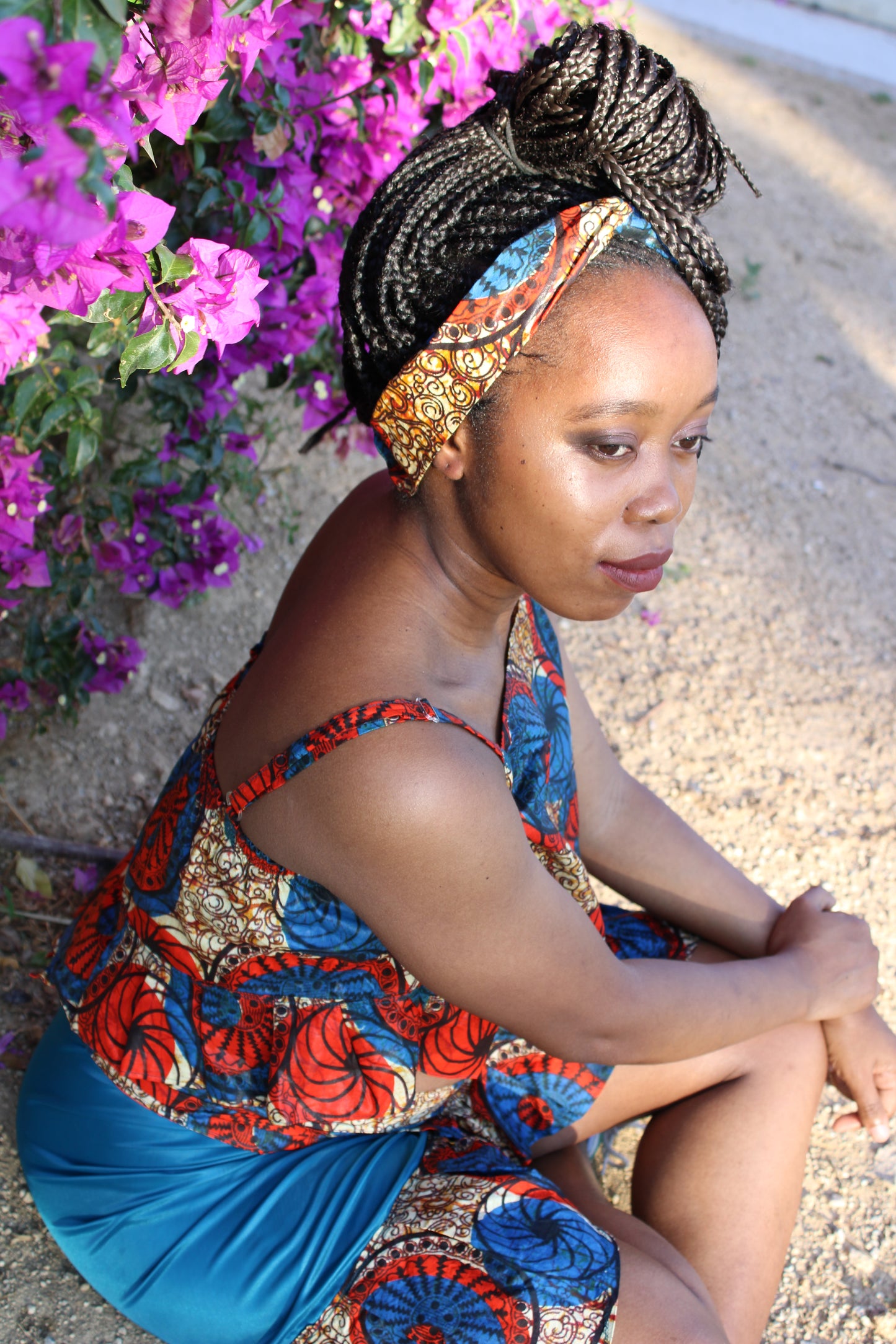 falda corta, top con volante y diadema a juego