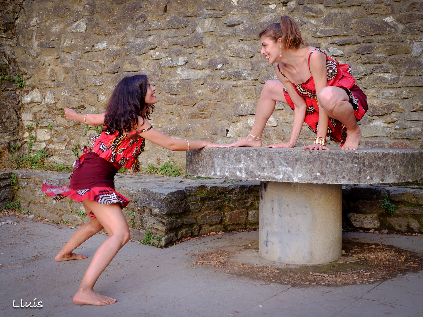 Falda mediana con volante y top con tirantes