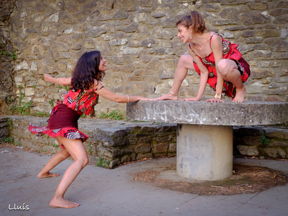 Falda mediana con volante y top con tirantes