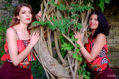 Falda mediana con volante y top con tirantes