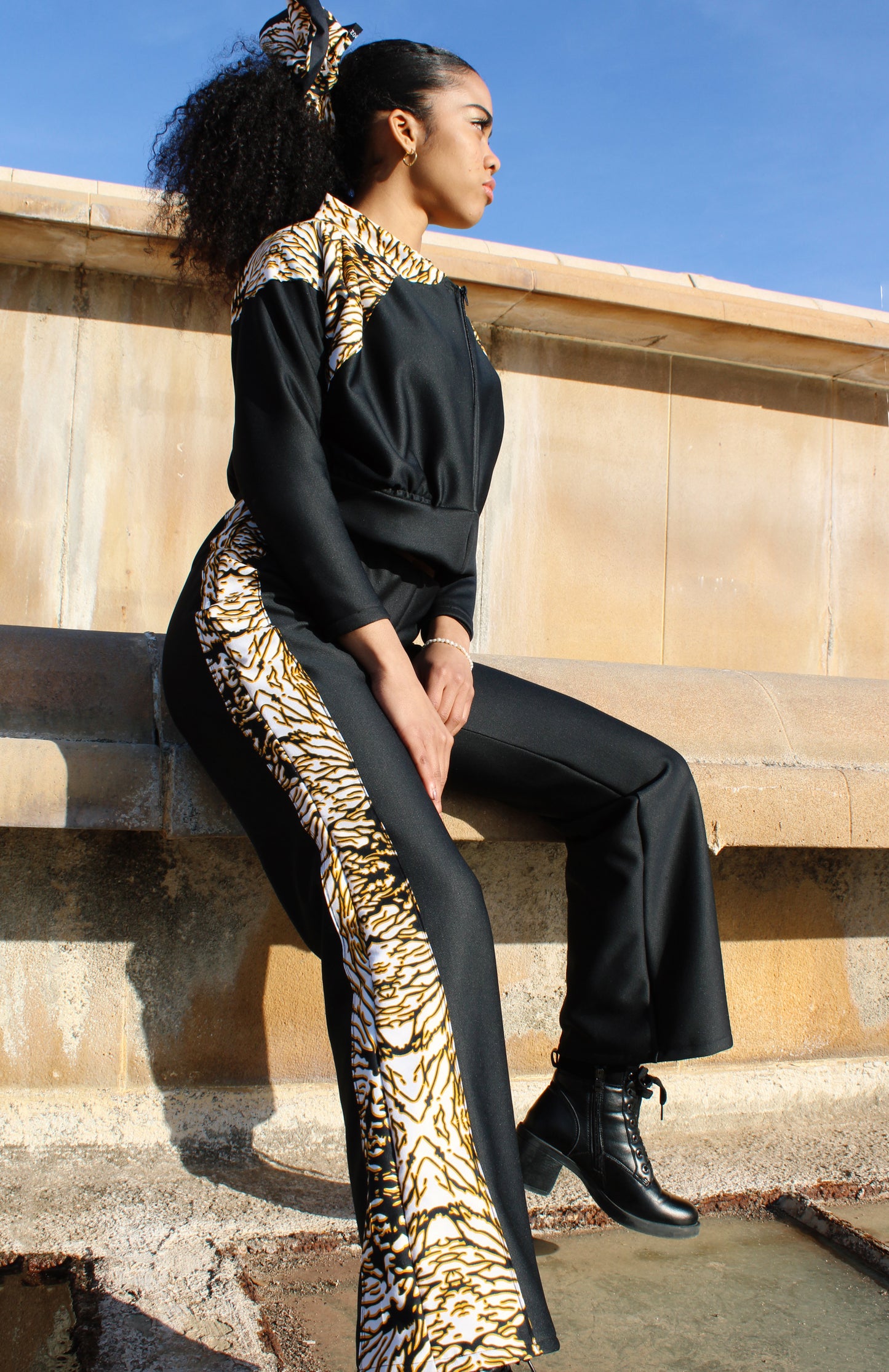 Bomber de manga 3/4 y pantalón campana con estampado lateral Wax