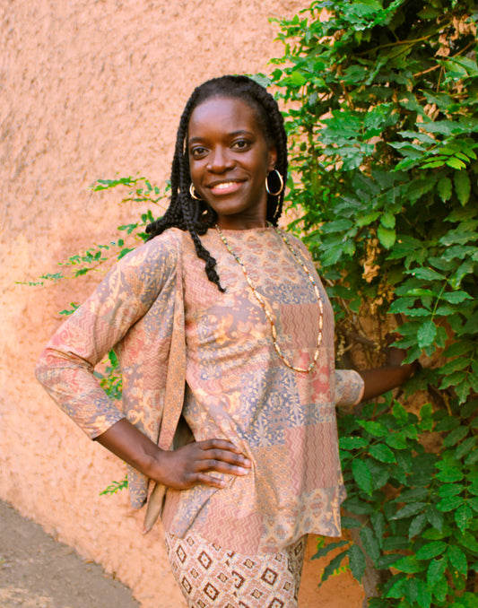 Camiseta manga corta en conjunto con chaqueta mini