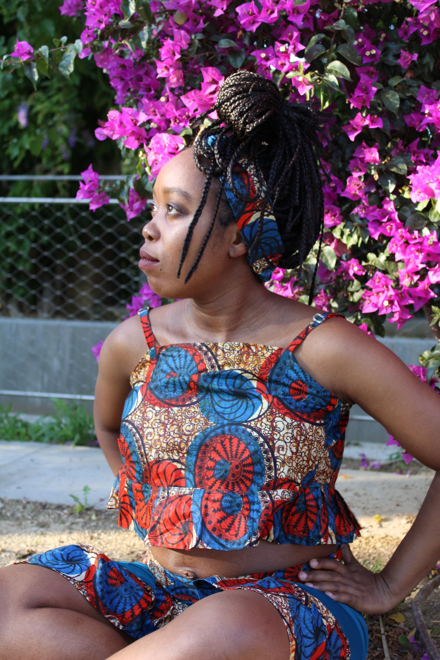 falda corta, top con volante y diadema a juego