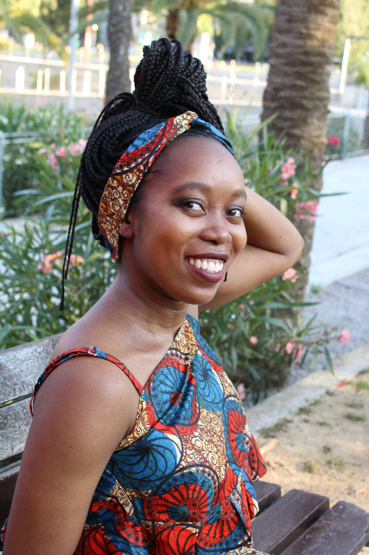 falda corta, top con volante y diadema a juego