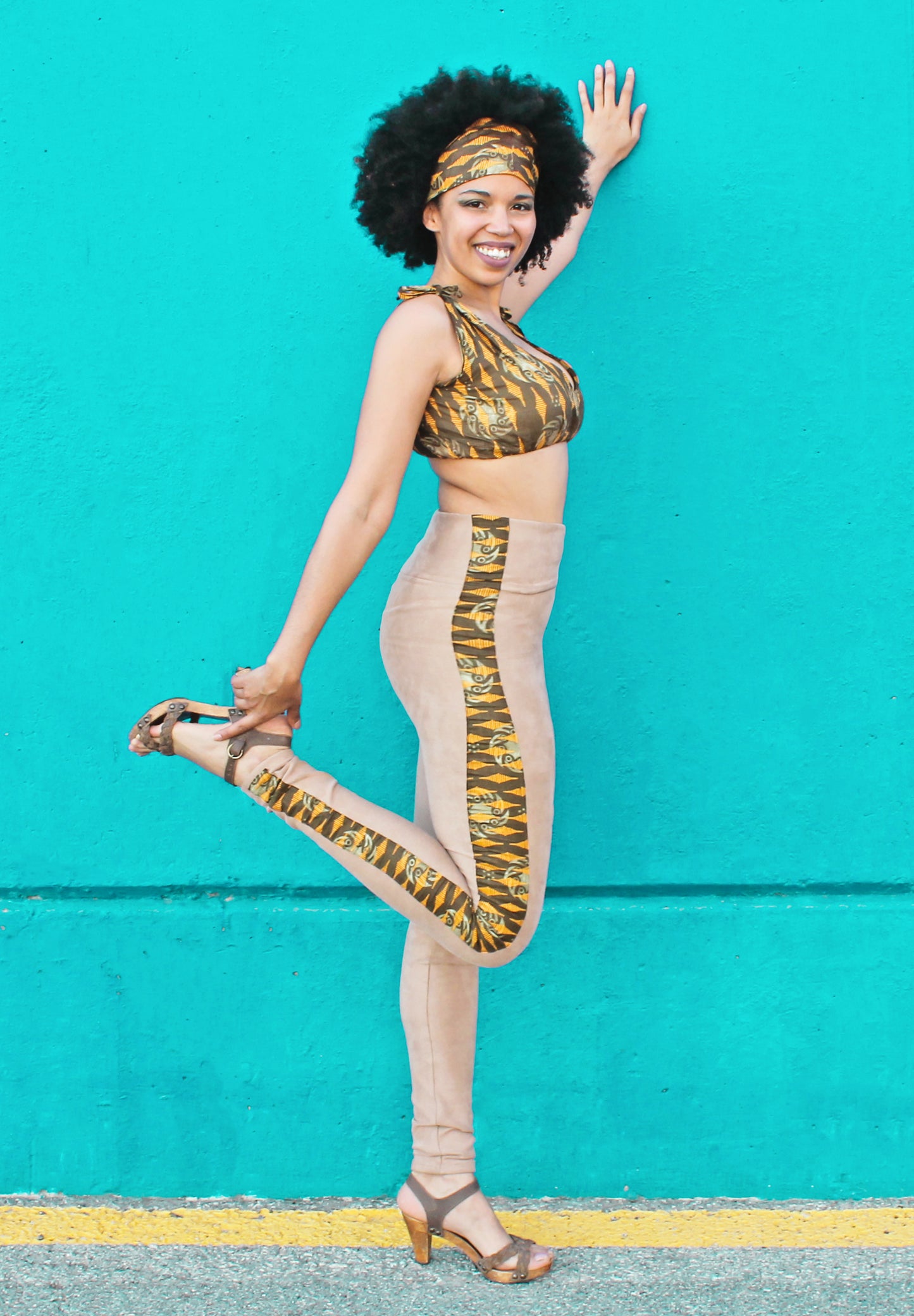 Leggins y top corto con diadema turbante