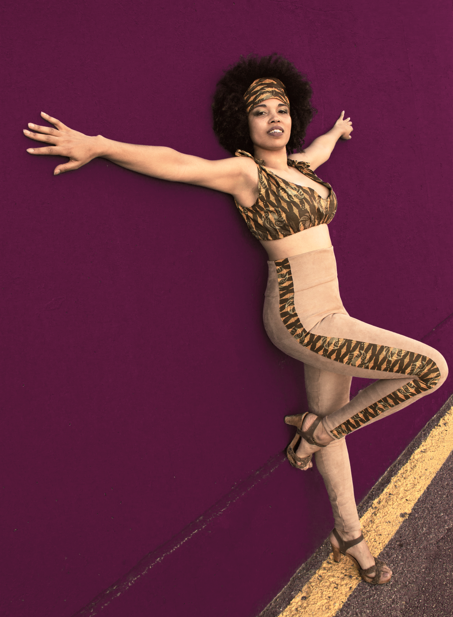 Leggins y top corto con diadema turbante