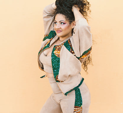 Chaqueta bomber manga 3/4 con estampado wax y leggins de tiro alto con estampado lateral