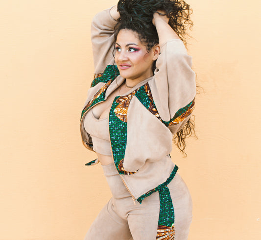 Chaqueta bomber manga 3/4 con estampado wax y leggins de tiro alto con estampado lateral