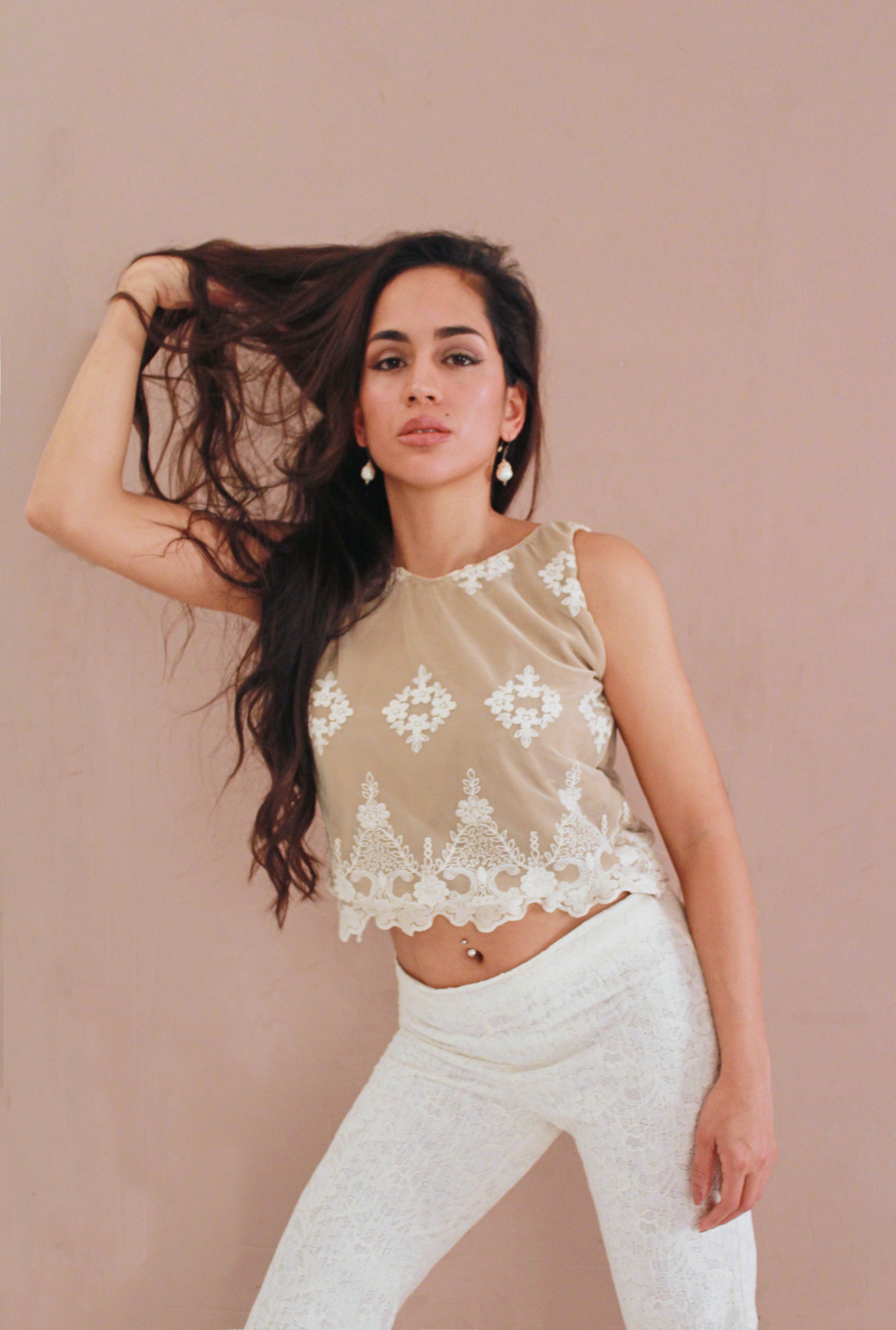 Conjunto top corto con estampado, chaqueta manga larga y pantalon campana de tiro bajo