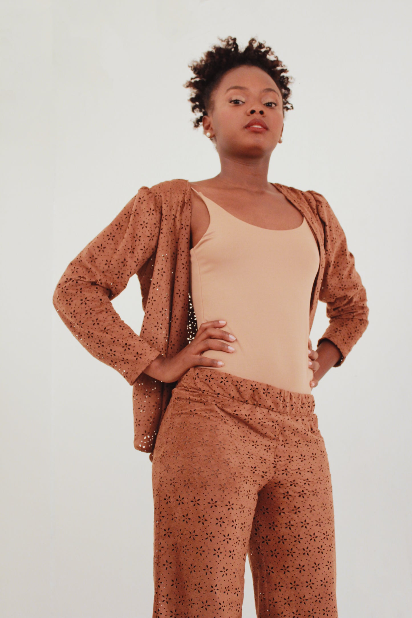 Conjunto de chaqueta clasica y pantalon ajustado en cadera de tiro bajo