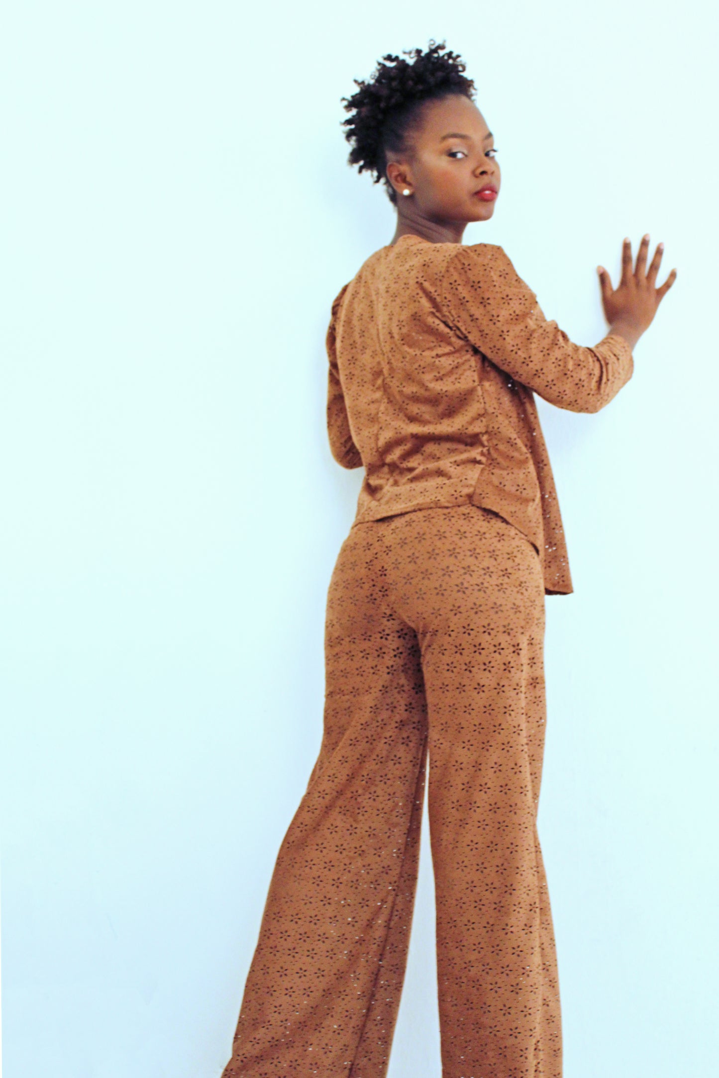 Conjunto de chaqueta clasica y pantalon ajustado en cadera de tiro bajo