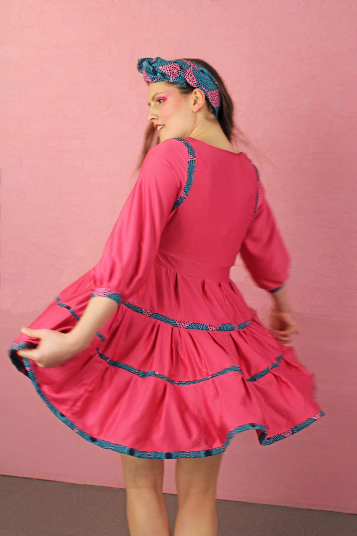 Vestido de satin manga 3/4 con detalles wax y turbante a juego