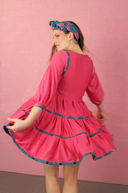 Vestido de satin manga 3/4 con detalles wax y turbante a juego