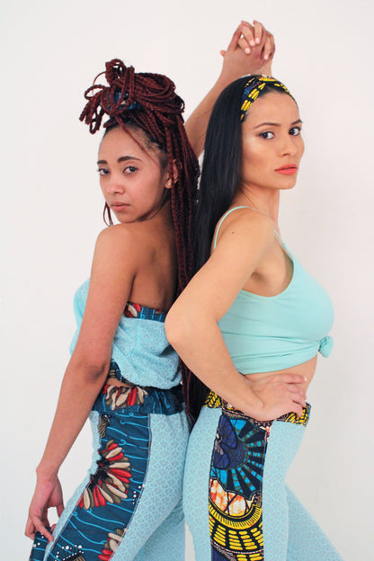 Conjunto de top corto sin tirantes y leggins con estampado wax