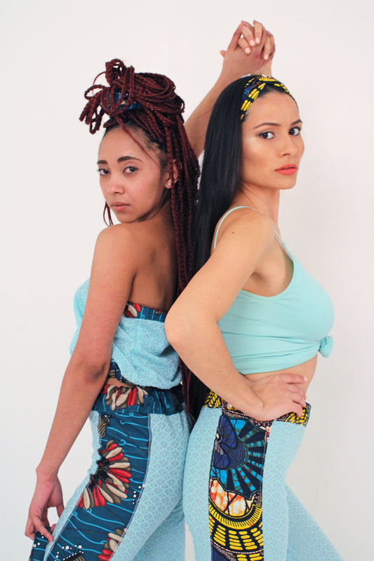 Conjunto de top corto sin tirantes y leggins con estampado wax