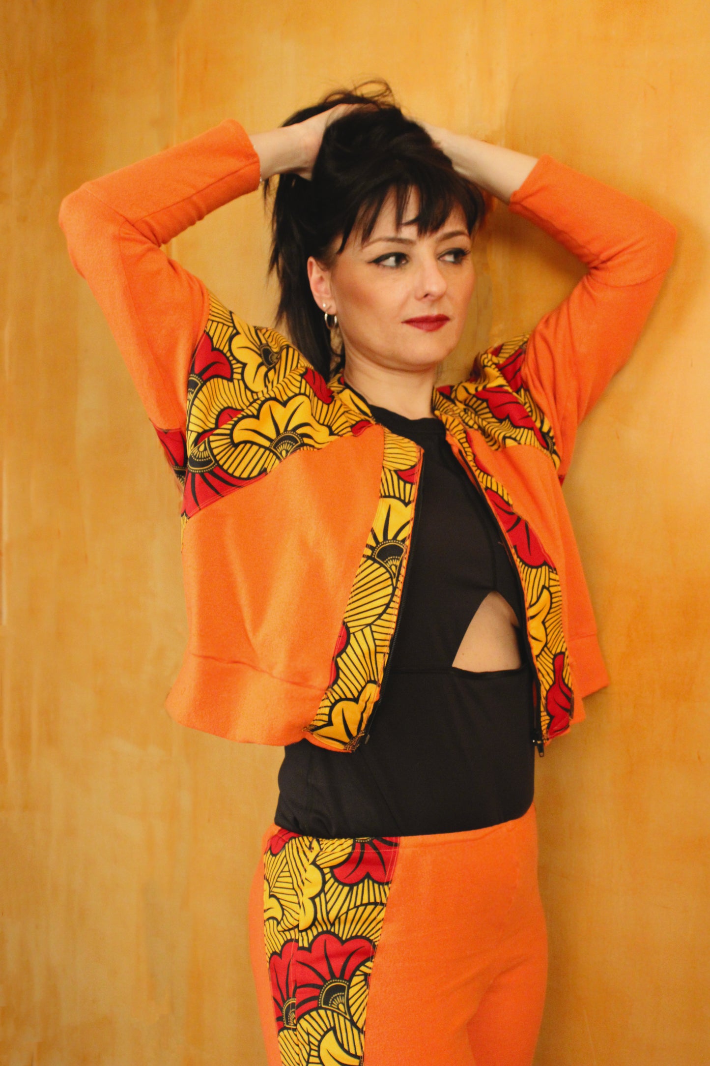 Conjunto chaqueta de manga larga con cremallera y pantalon campana