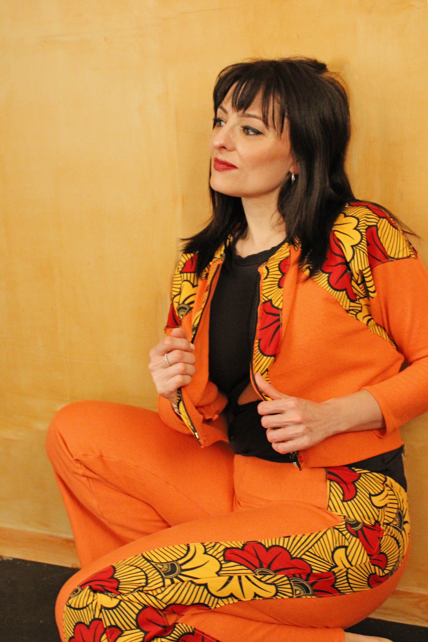 Conjunto chaqueta de manga larga con cremallera y pantalon campana