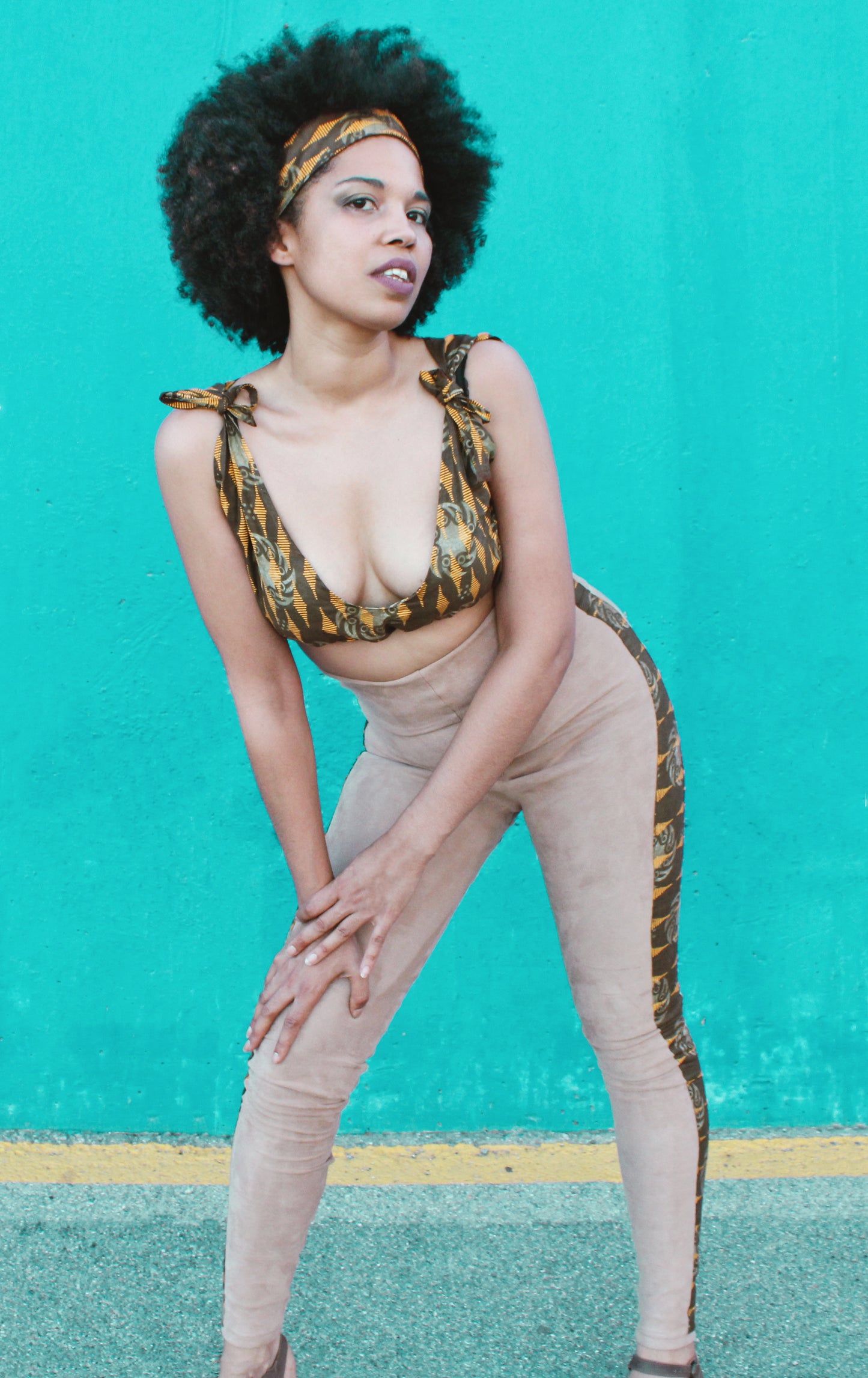 Leggins y top corto con diadema turbante