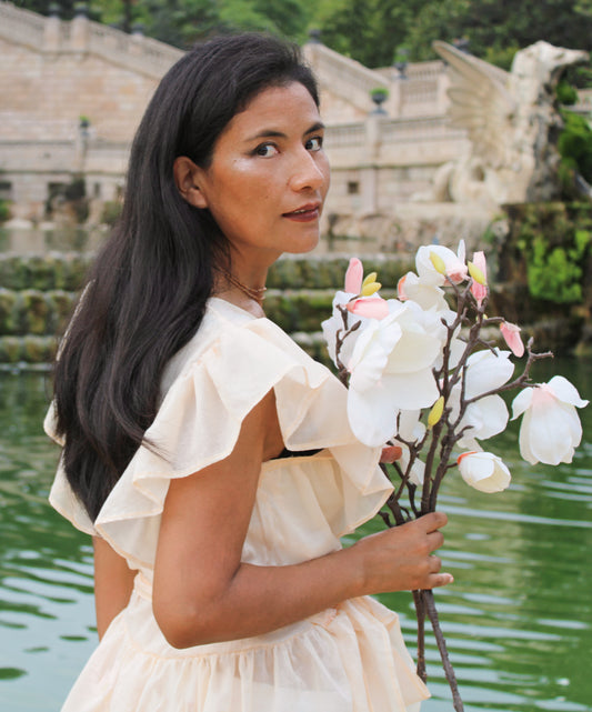 Blusa de manga corta con volantes y con cintura ajustada